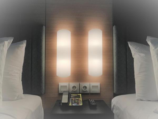 MaxOne Platinum Hayam Wuruk : photo 4 de la chambre happiness twin room