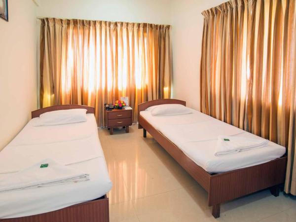 YMCA International House : photo 1 de la chambre chambre double sans climatisation - salle de bains commune