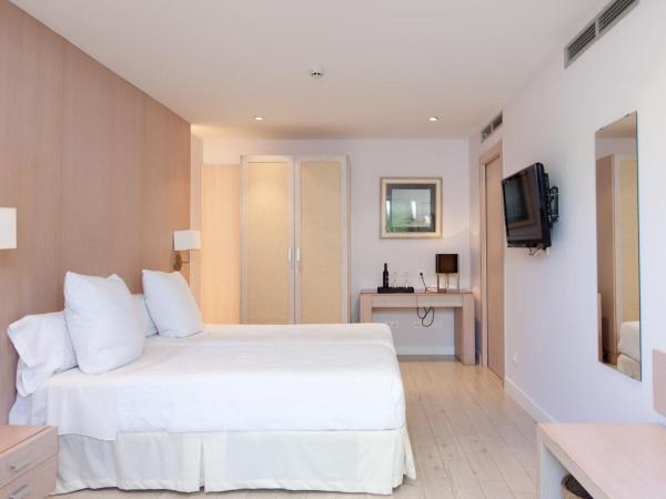 Hotel MR Les Rotes : photo 1 de la chambre chambre double avec lit d'appoint (3 adultes)