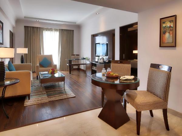 Radisson Jaipur City Center : photo 6 de la chambre suite- enjoy 2 way airport transfers,complementary 2 pints of beer or 2 imfl (30 ml) along with 1 veg/non veg platter between 5:00 pm to 7:00 pm in red lounge per night per room.