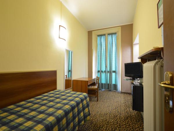 Hotel Eden : photo 7 de la chambre chambre simple avec toilettes et douche communes