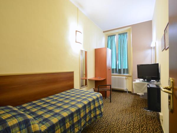 Hotel Eden : photo 4 de la chambre chambre simple avec toilettes et douche communes