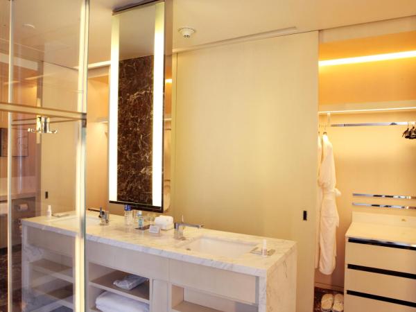 Grand Hyatt Guangzhou-Free Shuttle Bus to Canton Fair Complex during Canton Fair Period : photo 3 de la chambre chambre lit king-size - vue sur jardin