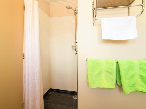 Red Rock Thermal Motel - Mineral Pool : photo 6 de la chambre studio deluxe avec cuisine entièrement Équipée