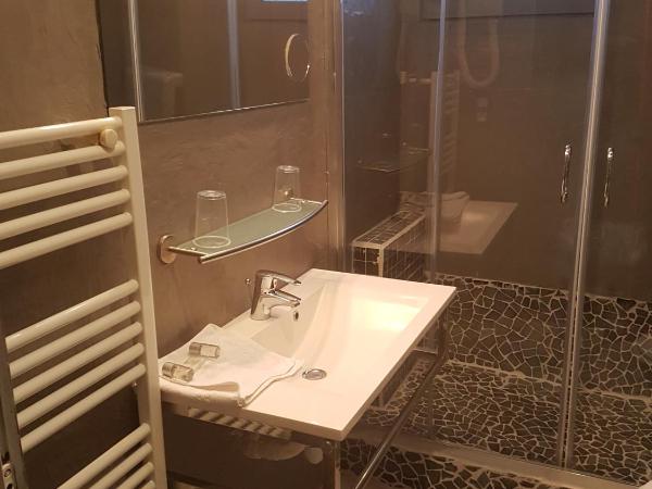 Logis Les Charmettes : photo 1 de la chambre chambre triple