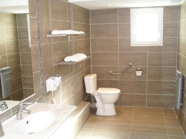 Logis Hotel des Granges : photo 5 de la chambre chambre triple - accessible aux personnes à mobilité réduite