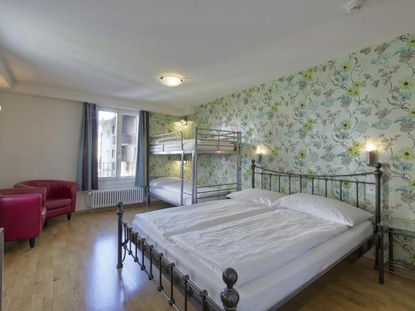 Alplodge : photo 1 de la chambre chambre familiale avec salle de bains privative