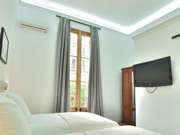Hostal Girona : photo 4 de la chambre chambre double ou lits jumeaux supérieure avec balcon