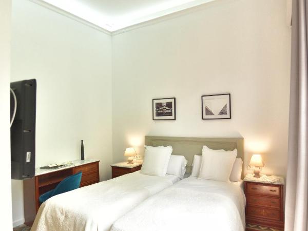 Hostal Girona : photo 5 de la chambre chambre double ou lits jumeaux supérieure avec balcon