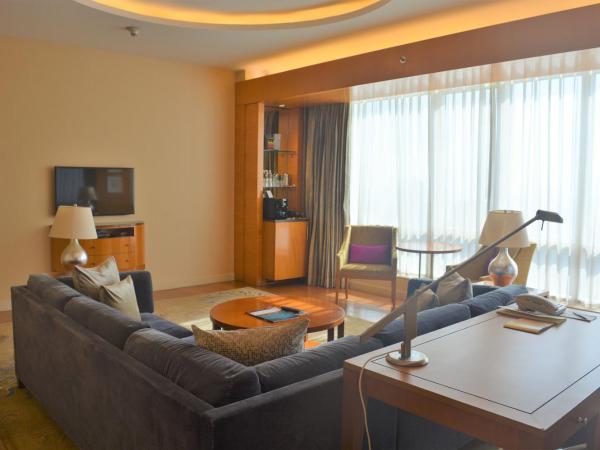 Four Seasons Hotel Mumbai : photo 6 de la chambre deluxe king suite with sea view with 15% discount on food and soft beverage, laundry and spa services