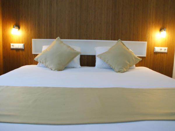 Hotel Larende : photo 2 de la chambre chambre double standard avec baignoire balnéo