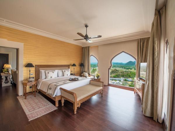 Fairmont Jaipur : photo 2 de la chambre fairmont suite cocktail hours at club lounge, butler on call,complimentary 2 pint of beer per room per stay, 20% off on spa,f&b and laundry, evening rituals shaam-e-khaas, happy hours ( buy 1 get 1) at anjum bar on selected beverages.