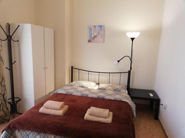 Sfiggos 54 Guest House : photo 3 de la chambre chambre triple avec balcon