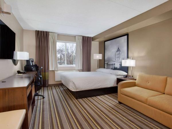 Super 8 by Wyndham Winnipeg West : photo 3 de la chambre chambre lit queen-size affaires - non-fumeurs