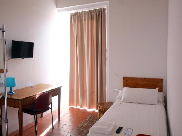 Pigal : photo 2 de la chambre chambre simple avec salle de bains extérieure privative