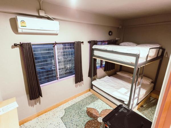 Merge Hostel : photo 4 de la chambre chambre quadruple avec salle de bains privative