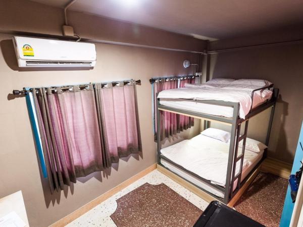 Merge Hostel : photo 10 de la chambre chambre quadruple avec salle de bains privative