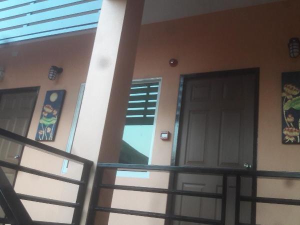 Chom Chan Guesthouse & Hostel : photo 4 de la chambre chambre lit queen-size avec balcon