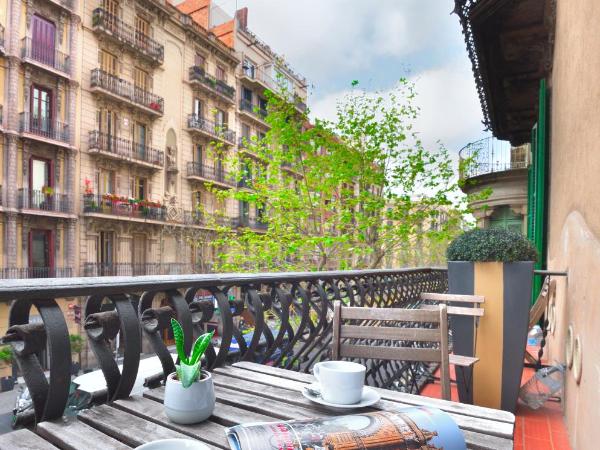 Mihlton Barcelona Boutique B&B : photo 3 de la chambre chambre triple avec salle de bains privative séparée et balcon