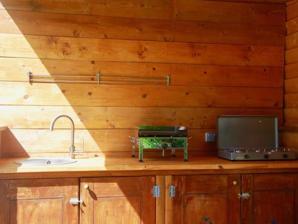 Les Volets Bleus Provence : photo 4 de la chambre studio avec vue sur jardin