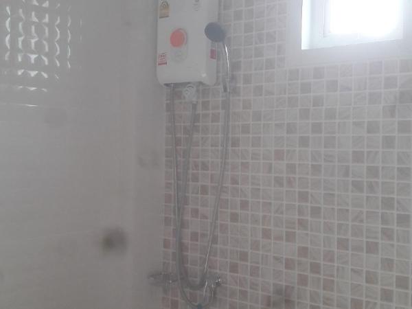 Chom Chan Guesthouse & Hostel : photo 3 de la chambre chambre lits jumeaux avec salle de bains privative