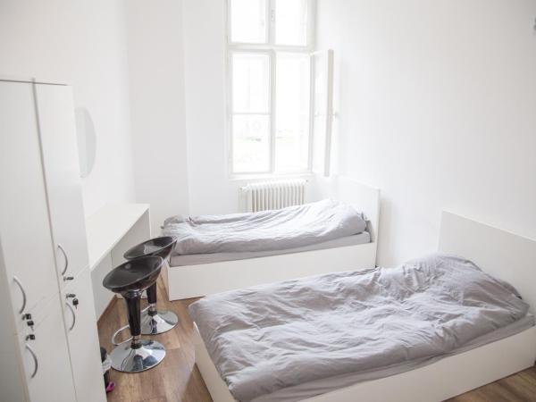 Love Croatia Hostel-Mir Guesthouse Zagreb : photo 10 de la chambre chambre triple avec salle de bains commune