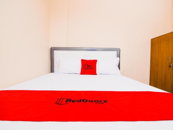 RedDoorz Plus @ Pogung Raya : photo 3 de la chambre chambre double