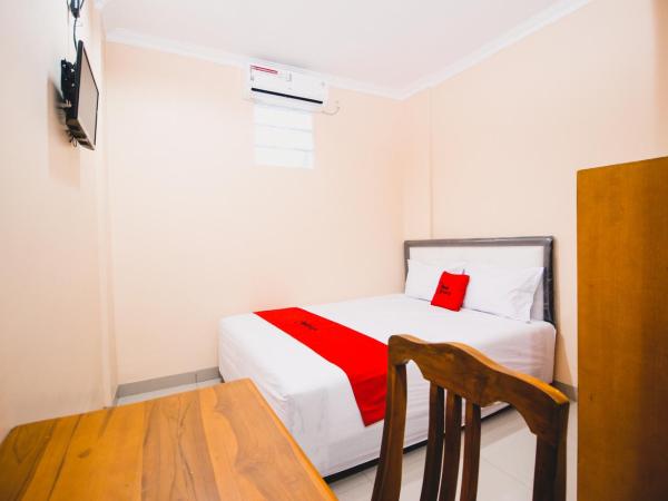 RedDoorz Plus @ Pogung Raya : photo 1 de la chambre chambre double