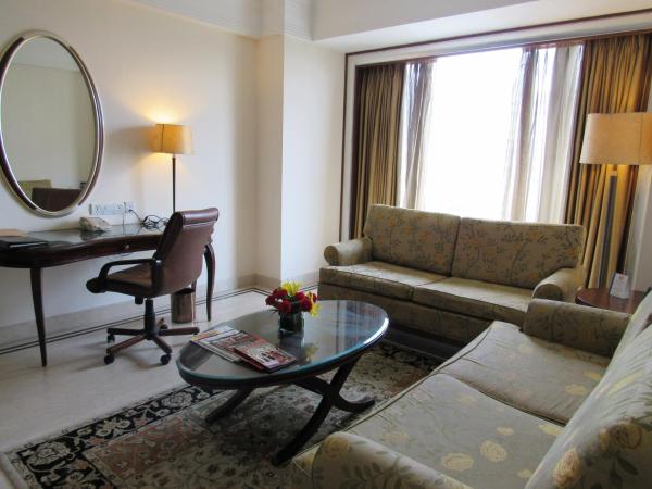 Eros Hotel New Delhi, Nehru Place : photo 4 de la chambre executive suite with complimentary airport transfers ,free wi-fi,20% on food and soft beverages, comp club lounge access - 1800 hrs to 2000 hrs,dry cleaning - 2 pcs comp