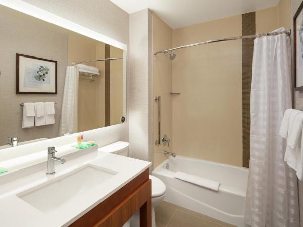 Hyatt Place Oklahoma City Bricktown : photo 3 de la chambre queen room with two queen beds, sofa bed and accessible tub