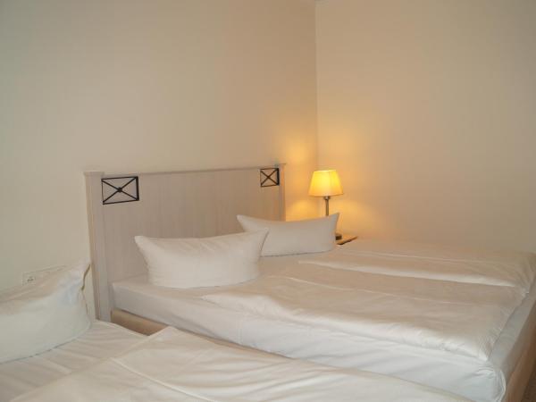 Entrée Groß Borstel Garni Hotel : photo 8 de la chambre chambre double avec lit d'appoint