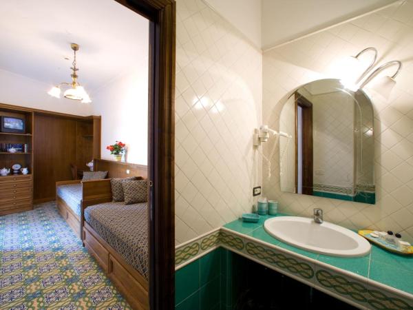 Hotel La Tonnarella : photo 2 de la chambre chambre familiale (2 adultes et 2 enfants)