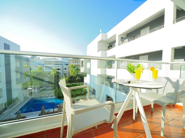 Atrium Ambiance Hotel : photo 1 de la chambre chambre deluxe - vue sur piscine