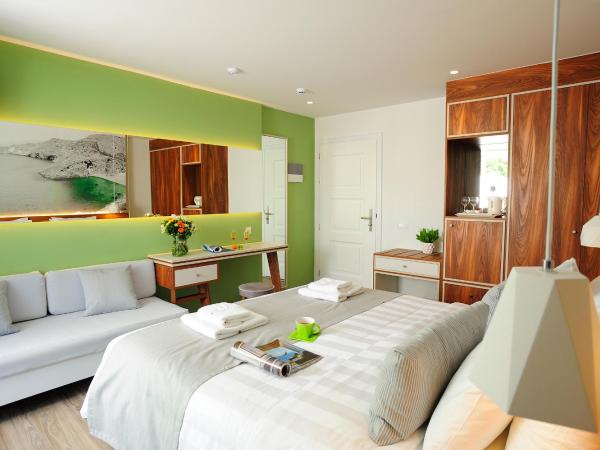 Atrium Ambiance Hotel : photo 5 de la chambre chambre deluxe - vue sur piscine