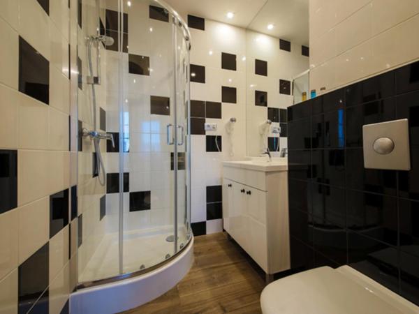 Boogie ApartHouse Old Town : photo 2 de la chambre chambre simple avec salle de bains privative