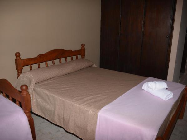 Hotel Isella : photo 1 de la chambre chambre triple avec salle de bains