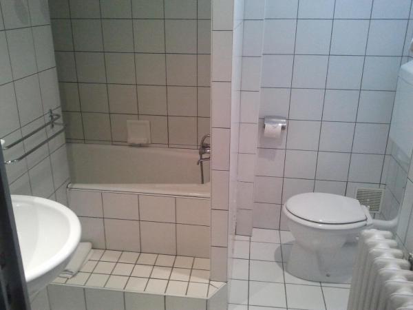 Adonis Lourdes - Notre Dame de la Sarte : photo 9 de la chambre chambre simple