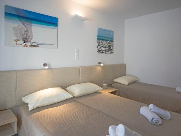 Ioanna's House : photo 2 de la chambre chambre triple confort avec balcon - vue latérale sur mer