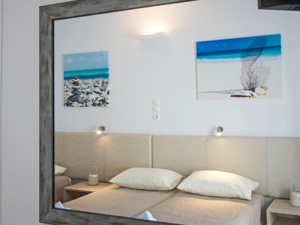 Ioanna's House : photo 3 de la chambre chambre triple confort avec balcon - vue latérale sur mer