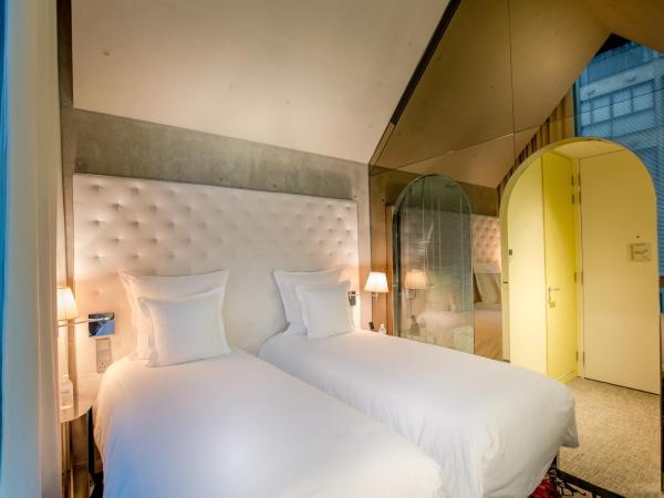 M Social Singapore : photo 5 de la chambre hébergement alcôve lits jumeaux confortable