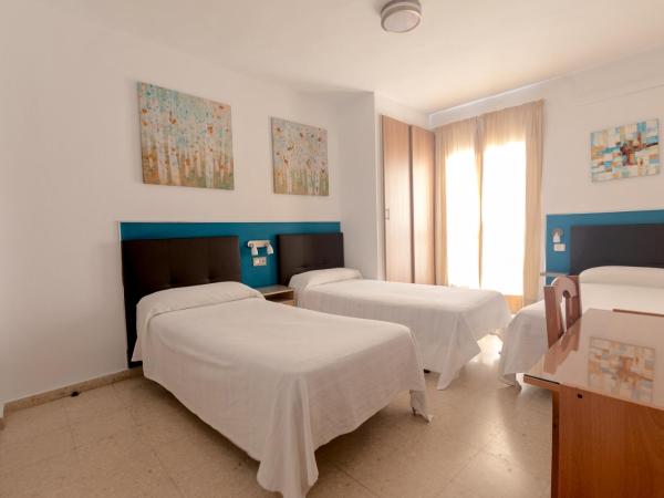 Hostal La Pilarica : photo 1 de la chambre chambre triple avec balcon