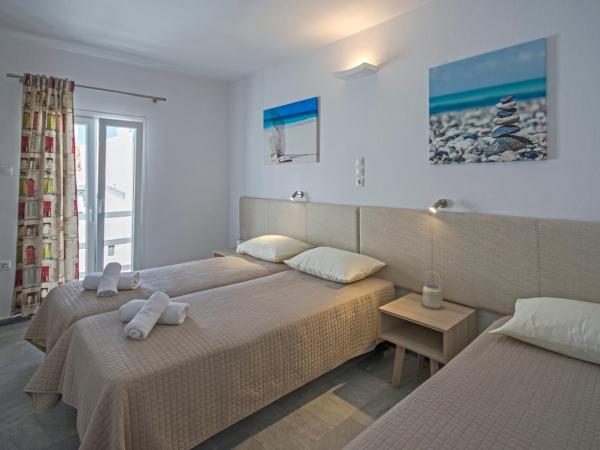 Ioanna's House : photo 1 de la chambre chambre triple confort avec balcon - vue latérale sur mer