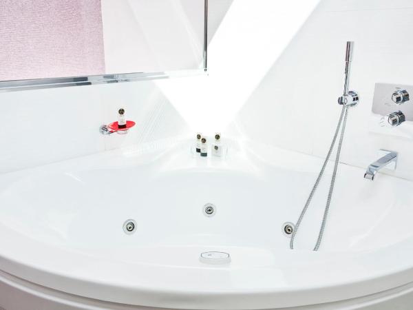Hotel Opéra Marigny : photo 4 de la chambre suite junior avec baignoire spa