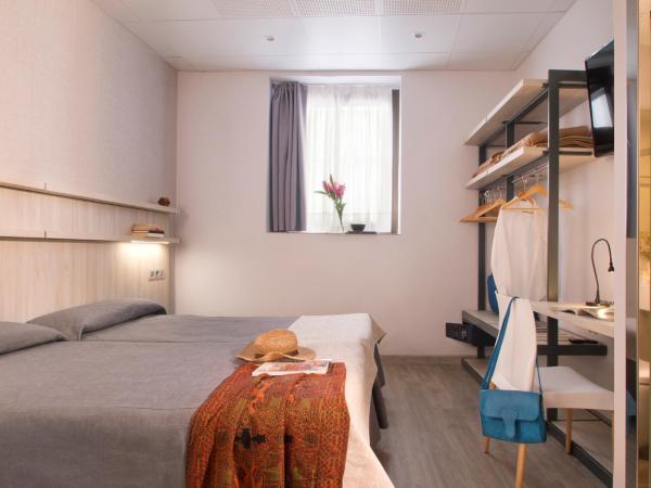 Hostal Benidorm : photo 1 de la chambre chambre lits jumeaux