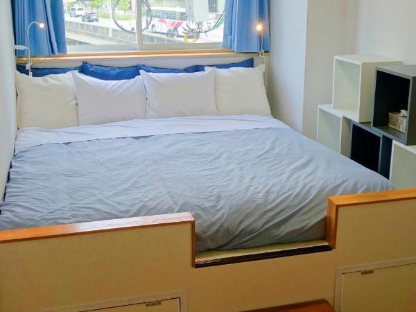 Fukuoka Tabiji Hostel & Guesthouse : photo 2 de la chambre chambre lit queen-size avec salle de bains commune 