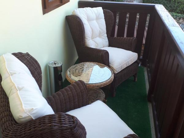 Arcadie Hotel & Apartments : photo 2 de la chambre suite lit king-size avec baignoire spa et balcon - vue sur château