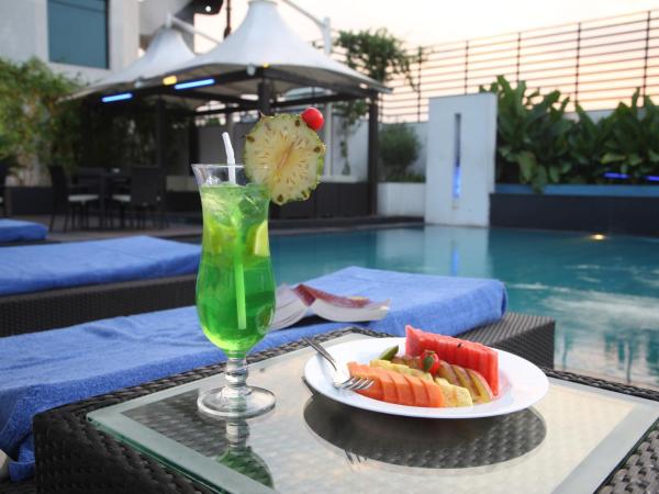 The Golkonda Hotel : photo 4 de la chambre paigah suite with 20% discount on inroom dinning, happy hours 11 am to 11 pm, buy two get one free on select beverages (hard liquor only), applicable in room service and bar from 11 am to 11 pm.