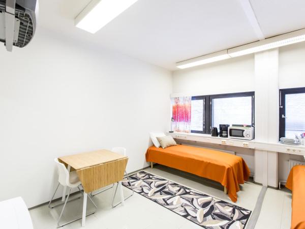 Forenom Hostel Vantaa Airport : photo 4 de la chambre chambre lits jumeaux avec salle de bains commune