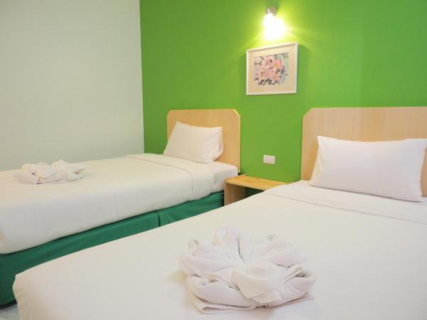 Siri Hotel Phuket : photo 5 de la chambre chambre lits jumeaux supérieure