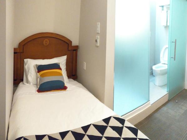 Hotel Le Deville : photo 3 de la chambre chambre simple avec salle de bains privative